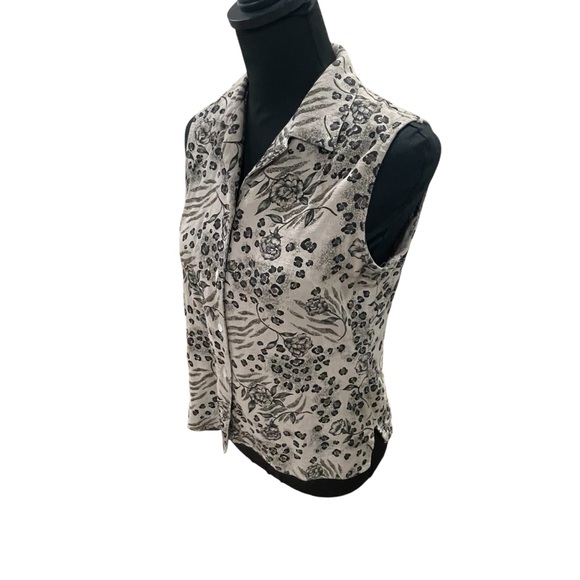 Sleeveless button down blouse. Lightweight. Sz M. Perfect alone or w/cardigan - Picture 8 of 12